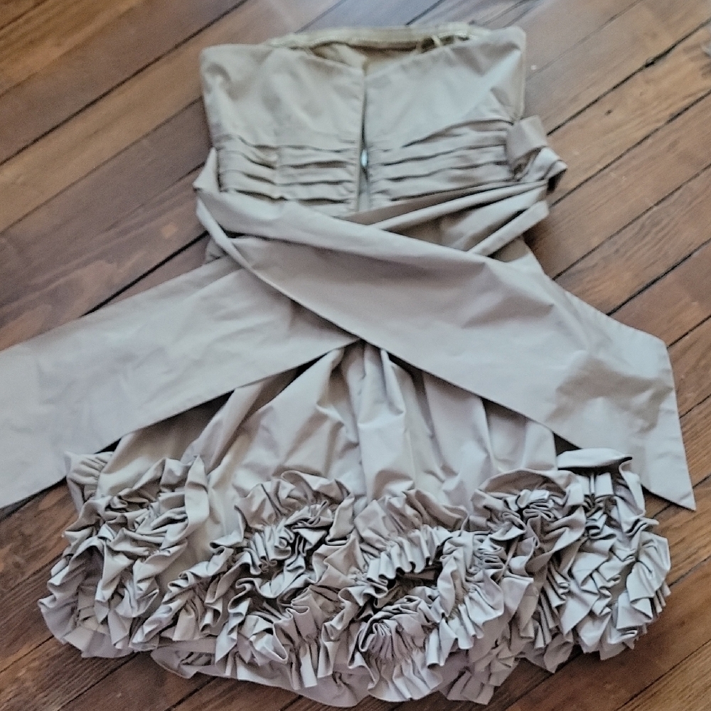 Elegant Strapless Dress with Ruffle Hem